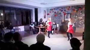 Танец в красных платьях