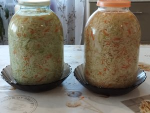 Квашеная капуста На зиму В 3 литровых банках . Рецепт проверен годами .