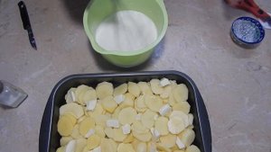 Картошка, запеченая в духовке под сливочным соусом.