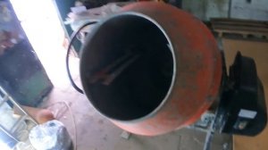 Бетономешалка мешает бетон!