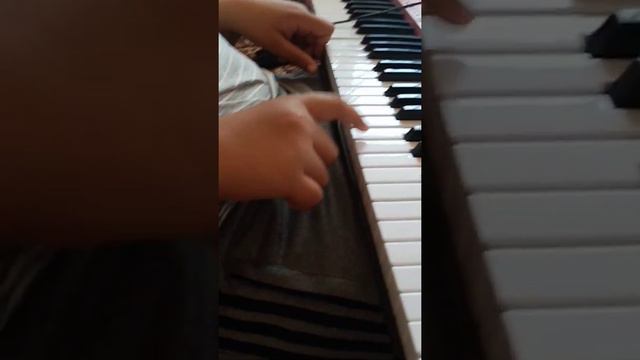 Мой брат играет на электронном пианино смотреть онлайн