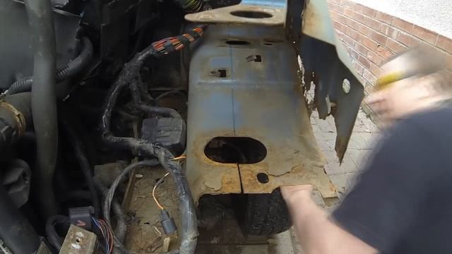 Ford Transit Mk6 Rust Repairs Cutting Out The Old Inner Wing Part 3 смотреть онлайн