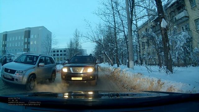 Ситуация из-за припаркованных кретинов возле школы №2 города Фрязино смотреть онлайн