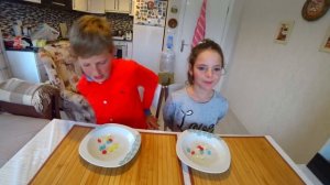 *НОВЫЙ ЧЕЛЛЕНДЖ- СЬЕШЬ С ЗАВЯЗАННЫМИ РУКАМИ*.САМЫЙ СМЕШНОЙ ЧЕЛЛЕНДЖ