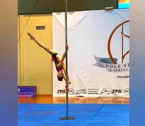девушка гимнастка на шесте