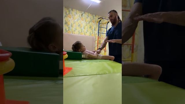 Спастический тетрапарез, 4 уровень// Не ползает на четвереньках, сама не стоит