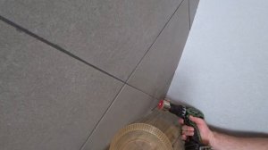 Как вырезать отверстие в плитке шуруповёртом Сверлим плитку на стене
