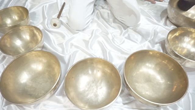 ПРОФЕССИОНАЛЬНЫЙ НАБОР ПОЮЩИХ ЧАШ ДЛЯ МАССАЖНЫХ И МЕДИТАТИВНЫХ ПРАКТИК. БОЛЬШИЕ ПОЮЩИЕ ЧАШИ. ВИДЕО. смотреть онлайн