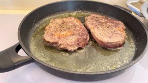 Стейк из говядины на сковороде с перечным соусом за 10 минут!