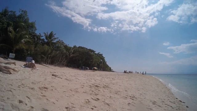 Прогулка по пляжу White Beach Моалбоал, остров Себу, Филиппины смотреть онлайн