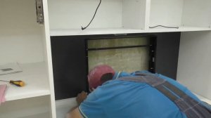 Установка телевизора AVS240SM в фартук на кухне. Компактный встраиваемый в стену телевизор на кухне