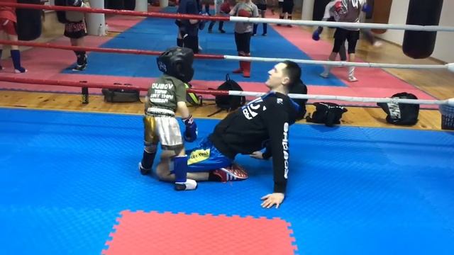 Трёхлетний боксер MuayThai готовится к ЧМ 2030! Тренировка по таиландскому боксу! смотреть онлайн