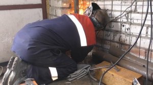 Как устранить течь в трубе под давлением в труднодоступном месте