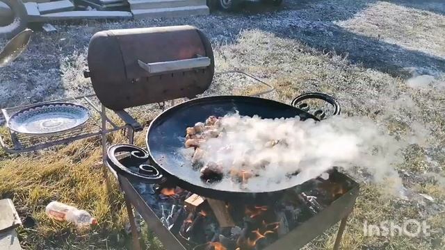 Жареная картошка с мясом на костре. смотреть онлайн