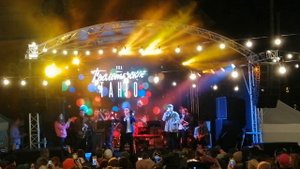 ВИА "Пролетарское Танго" - Стоят девчонки 04/09/22 "Ленинградские мосты"
