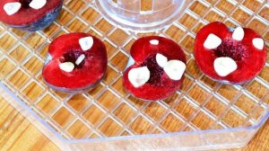 Вяленые сливы с чесноком, травами и солью