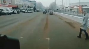 Чуть не попала под колеса😲
Водитель этого пассажирского автобуса просил передать: "смотри куда идёш