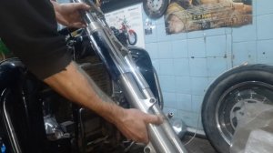 Замена масла в вилке мотоцикла Suzuki Intruder 1500 LC.