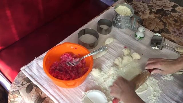 Вареники с картофельным пюре и маринованной капустой смотреть онлайн