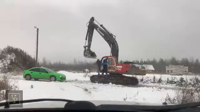 Экскаватор разобрал машину