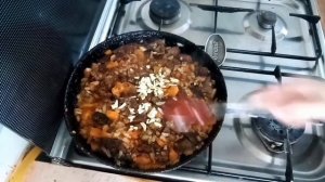 Фасоль с мясом в горшочках