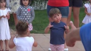 Сын Жанны Фриске Платон танцует на детской дискотеке в Болгарии