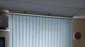 Вертикальные жалюзи с установкой на потолок Армстронг, ткань Алабама голубой