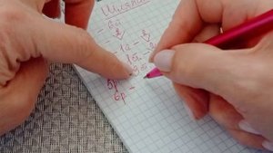 Шляпа из рафии крючком.
