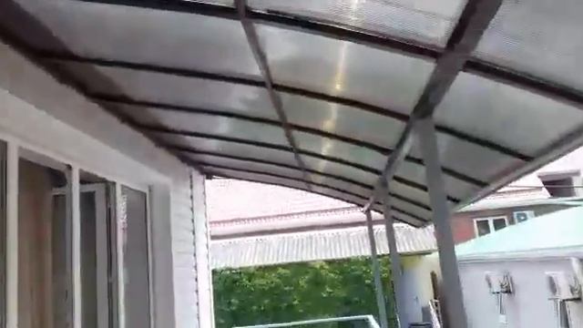 сложный навес из поликарбоната без лишних прибомбасов и завитков