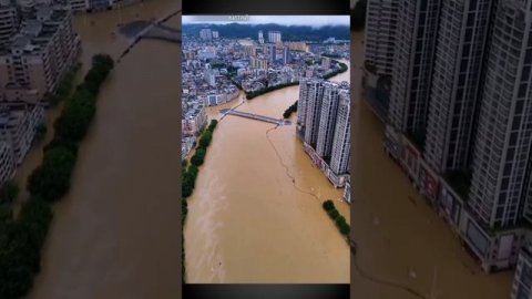 Сильнейшее за полвека: кадрами устрашающего наводнения на юге Китая делятся в соцсетях / Известия