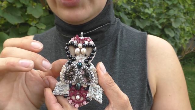 Современные украшения из бисера и камней: броши и кулоны. Обзор, как носить.