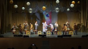 Русский танец с табуреточками.