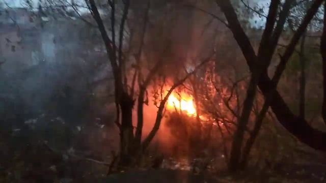 На окраине Новосибирска шесть дней горит овраг со свалкой смотреть онлайн