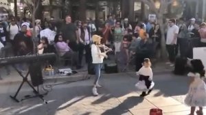 Играла девочка на скрипке