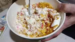 Крабовый салат с чипсами! Это очень вкусно: яркий и сбалансированный вкус