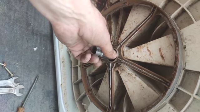 INDESIT W 43 T EX замена подшипника, в какую сторону откручивания болт шкива барабана