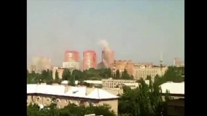 Попадание снаряда в жилую многоэтажку в Донецке 7 августа 2014 