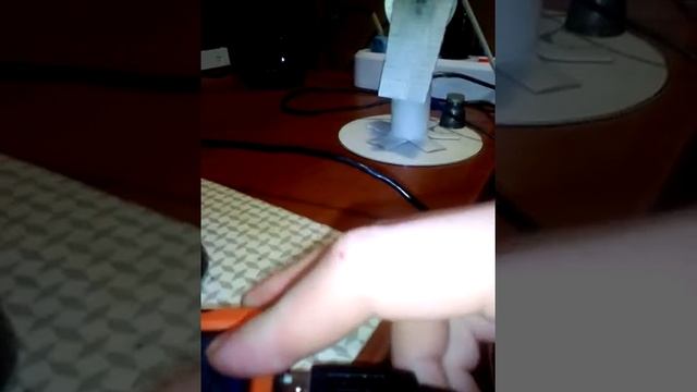 Подключил солнечную батарею к самодельному вентилятору через USB кабель. смотреть онлайн