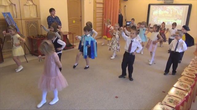 Художник рисует осень.