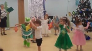 танец с фонариками новый год в младшей группе.