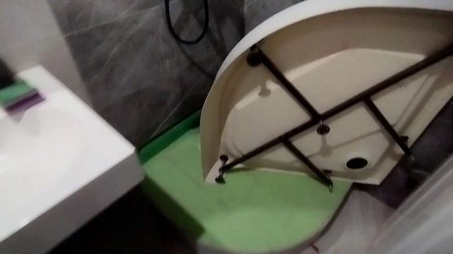 Новый душевой уголок весь течёт. Переделываем...