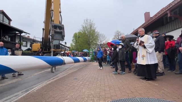 Maibaum aufstellen 2022 in Taufkirchen am 30.04.2022