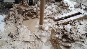 Первое бурение на воду - налипание глины на бур (сальник)
