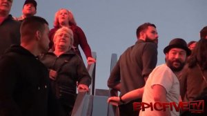 Трогает руки людей на эскалаторе ПРАНК - HAND TOUCHING ON ESCALATOR PRANK IN LAS VEGAS!