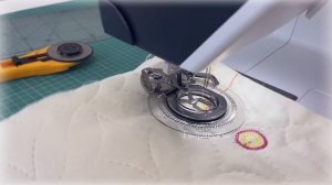 Ей хотят шить! Лапка как из фильма ужаса творит чудеса — идеальное шитьё по кругу теперь доступно