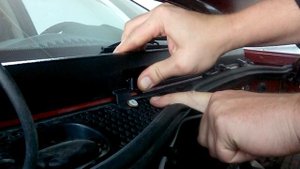 Установка фиксирующих скоб на жабо для Рено Дасстер