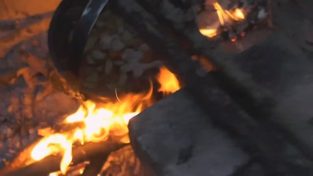Солянка на костре. Готовим на природе. Варим с подписчиком.