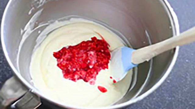 Голландская кухня. Торт- мороженое с малиной, черникой и шоколадом! смотреть онлайн