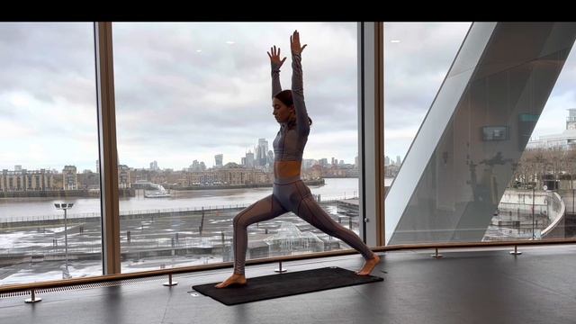 Практика с видом на Темзу / 12 минут / хатха-йога / для начинающих в быстром темпе смотреть онлайн