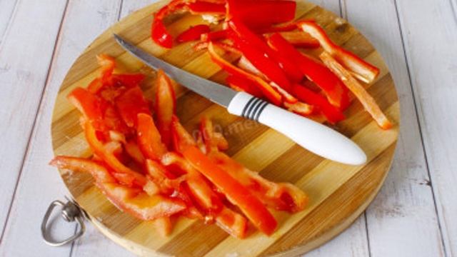 Салат Красное море с сыром и крабовыми палочками смешанный